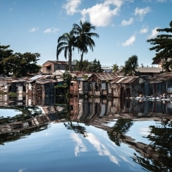 300 000 personnes vivent dans des bidonvilles le long de la rivière Ozama. L'AFD finance un projet de relogement de l'un de ces quartiers, la Barquita, vers la Nueva Barquita. Ces quartiers seront desservis par des transports en commun grâce à un projet de mobilité urbaine financé par l'AFD, comprenant l'extension du métro, la mise en place d'un transport fluvial Acuabus connecté au métro et la construction de lignes de télécabines MetroCable. Saint-Domingue, République Dominicaine. 8 septembre 2015. ©Benjamin Petit/AFD